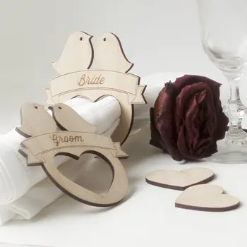 Par romântico de anéis de guardanapo para a noiva e o noivo no dia do casamento